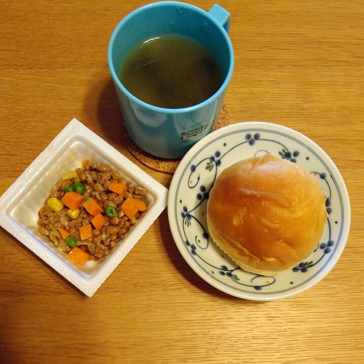 ロールパンとカラフル納豆とお味噌汁の簡単ランチ